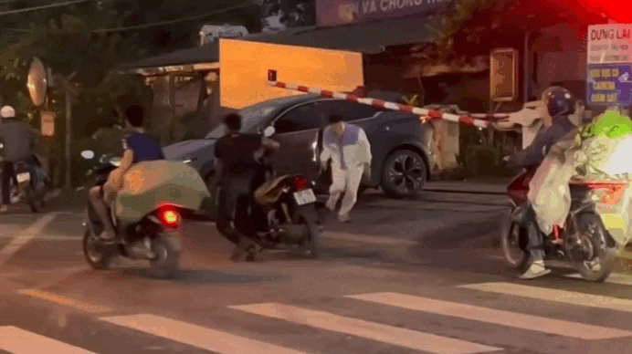 Kẹt trên đường ray, ôtô bị tàu hỏa tông