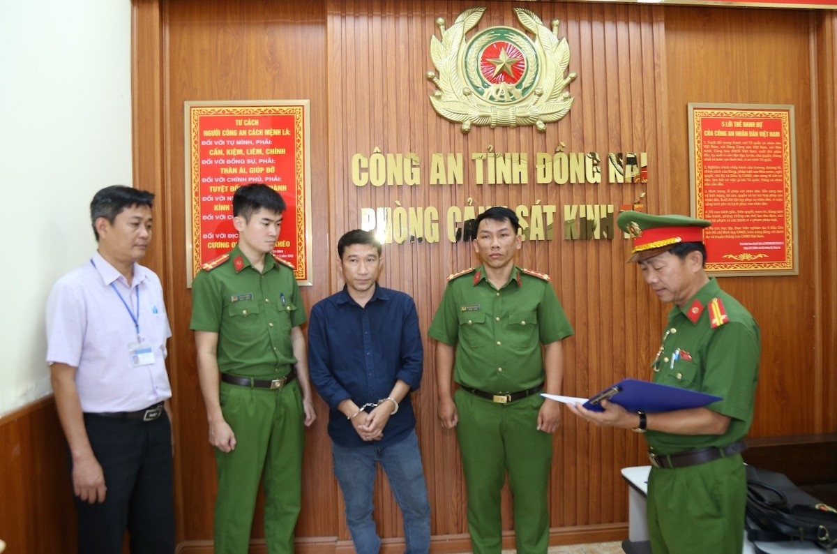 Đổ hơn 500 tấn chất thải gây ô nhiễm môi trường