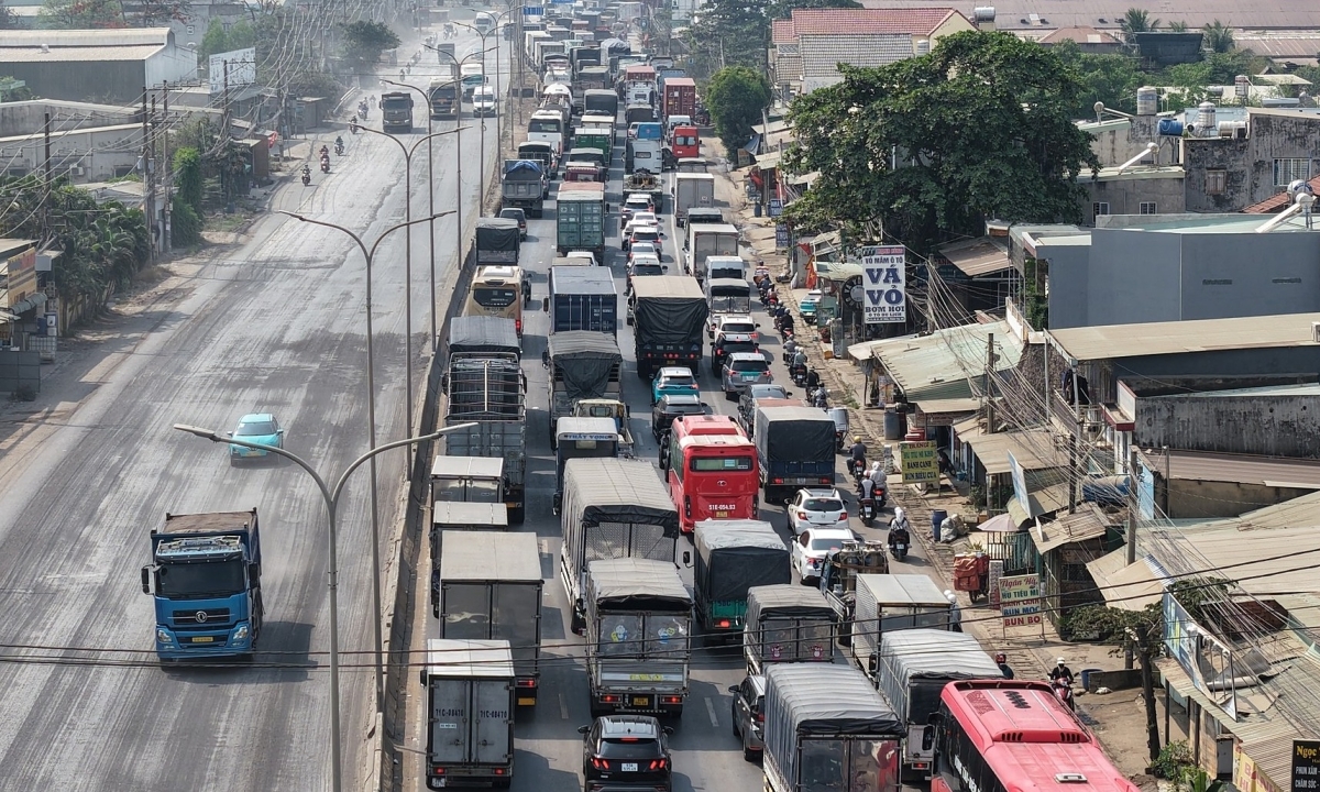 Thi công dày đặc, quốc lộ nối TP HCM - Đồng Nai kẹt cứng ngày đêm