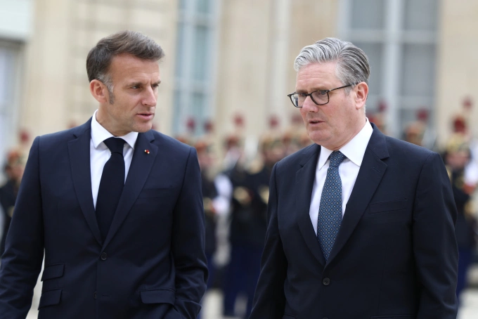 Thủ tướng Anh Keir Starmer (phải) và Tổng thống Pháp Emmanuel Macron tại Paris ngày 17/4. Ảnh: AP