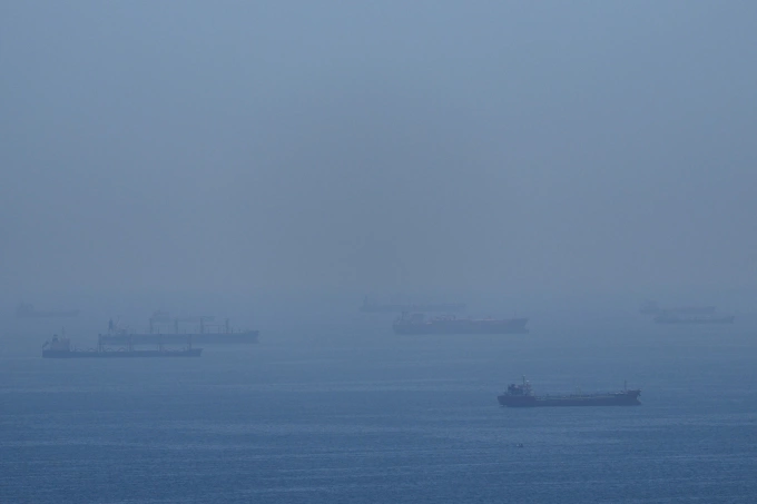 Các tàu neo đậu ở eo biển Hormuz ngày 18/4. Ảnh: AP