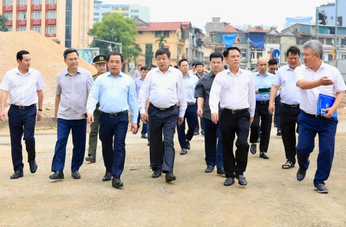 Bí thư Thành ủy Hà Nội Trần Đức Thắng (thứ 3 từ trái qua) kiểm tra thực địa dự án Vành đai 1, đoạn Hoàng Cầu - Voi Phục, chiều 18/4. Ảnh: Hoàng Phong