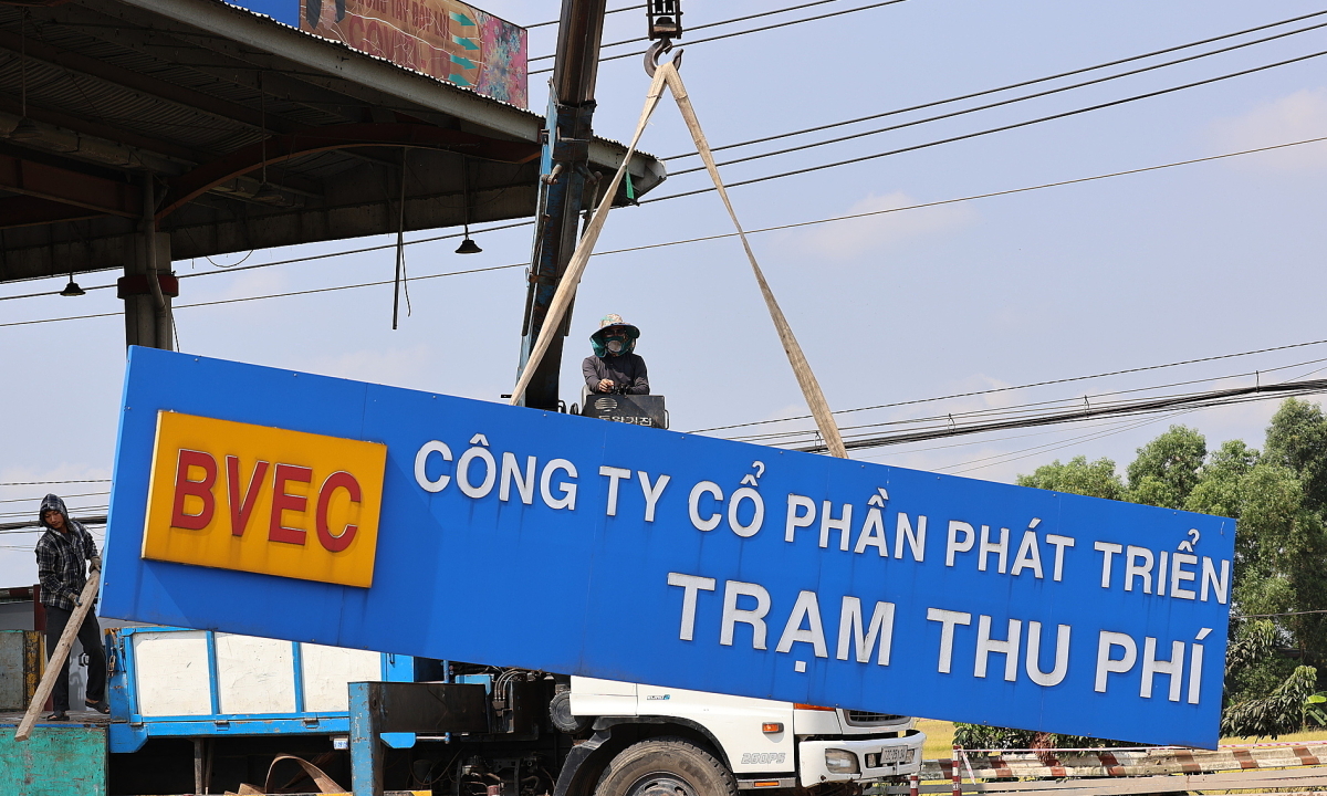 Tháo dỡ hai trạm thu phí trên quốc lộ 51
