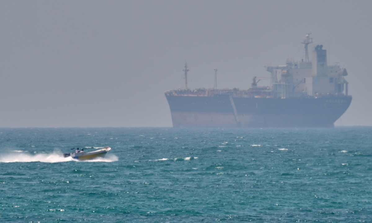 Ấn Độ triệu Đại sứ Iran vì vụ tàu bị tấn công ở eo biển Hormuz