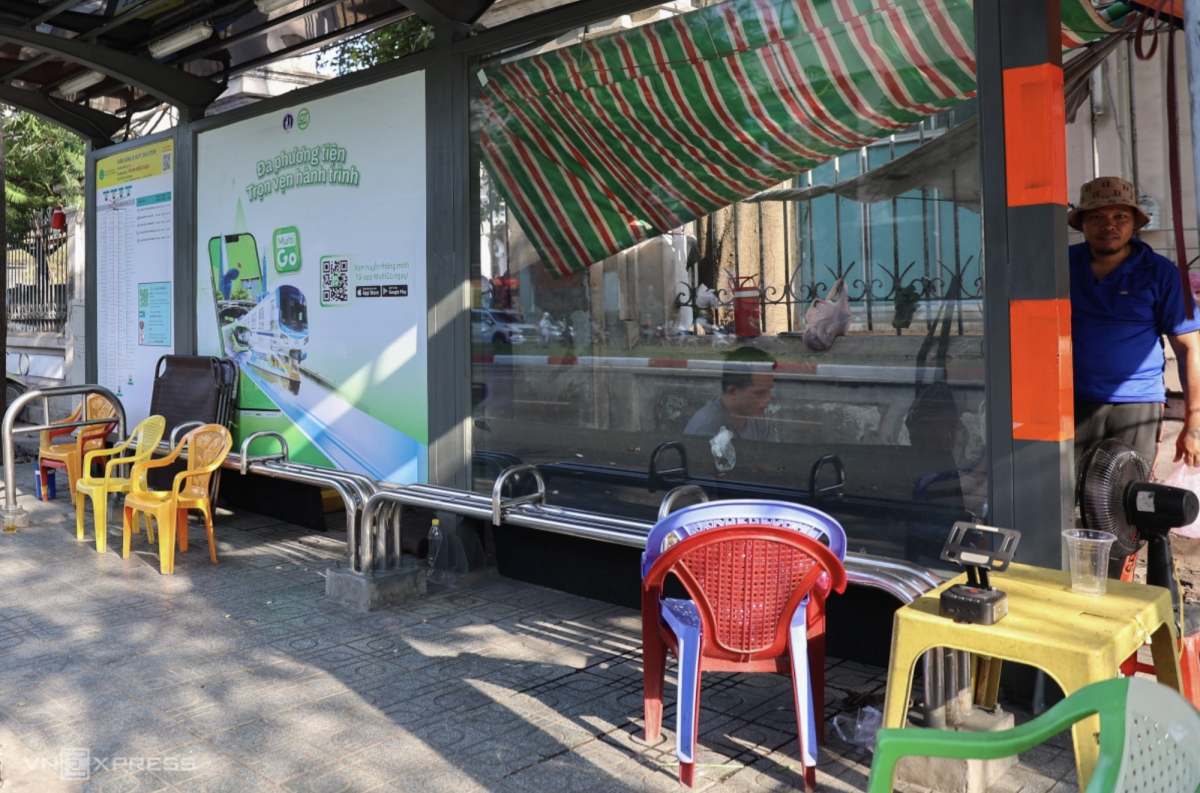 'Đón xe buýt bất tiện nên nhiều người vẫn đi xe máy'