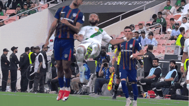 Pha móc bóng khiến tiền đạo CLB Malaysia bất tỉnh ở Cup châu Á