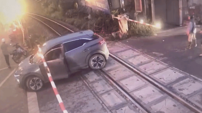 Khoảnh khắc tài xế ôtô tung cửa bỏ chạy trước mũi tàu hỏa