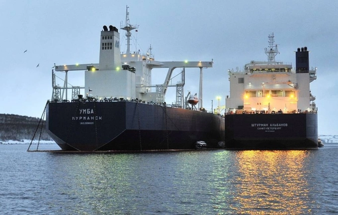 Hai tàu chở dầu Umba (trái) và Shturman Albanov của Nga. Ảnh: TASS
