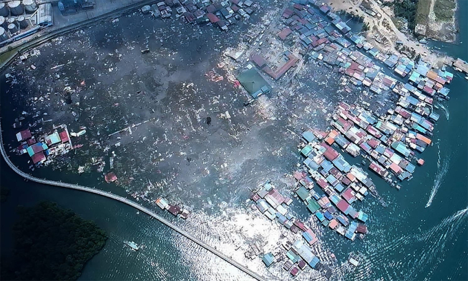 Hiện trường vụ cháy tại ngôi làng ven biển ở bang Sabah, Malaysia ngày 19/4. Ảnh: AFP