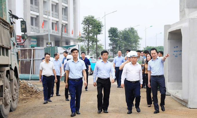 Chủ tịch UBND TP Hà Nội Vũ Đại Thắng kiểm tra tiến độ Dự án Đầu tư xây dựng nâng cấp mở rộng đường 70, sáng 19/4. Ảnh: Hoàng Phong