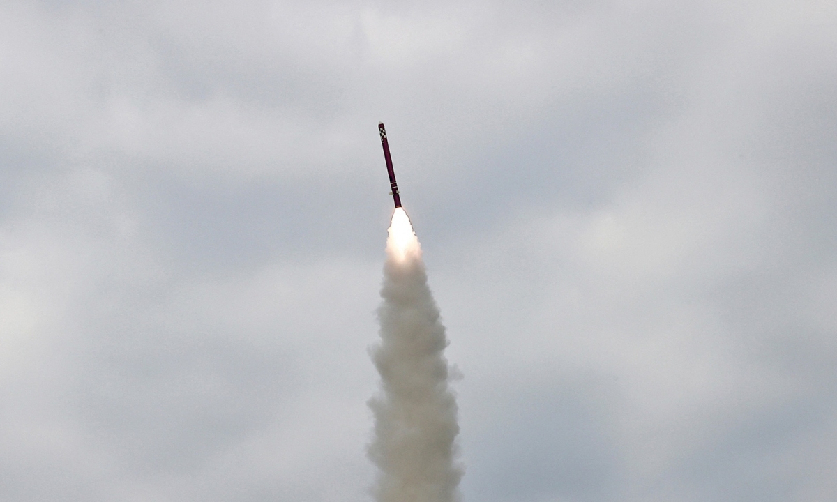 Triều Tiên phóng loạt tên lửa đạn đạo ra biển