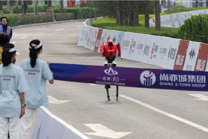 Robot hình người của Honor về đích trong cuộc chạy đua bán marathon tổ chức tại Bắc Kinh, ngày 19/4. Ảnh: Reuters.