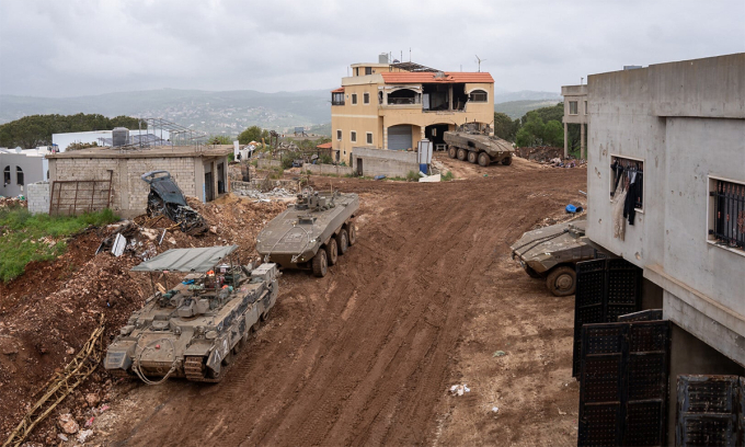 Thiết giáp Israel tại làng Ayta ash-Shab, miền nam Lebanon ngày 19/4. Ảnh: Times of Israel