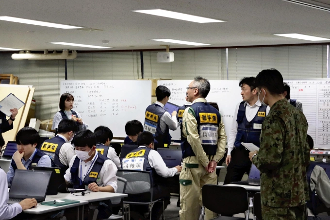 Nhân viên thu thập thông tin về trận động đất và sóng thần tại tòa nhà chính quyền tỉnh Iwate ngày 20/4. Ảnh: AFP