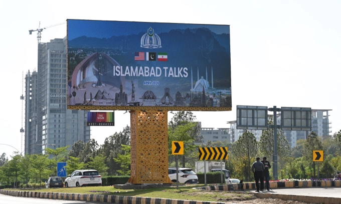 Biển quảng bá về vòng đàm phán thứ nhất giữa Mỹ và Iran tại Islamabad, Pakistan hôm 10/4. Ảnh: AFP
