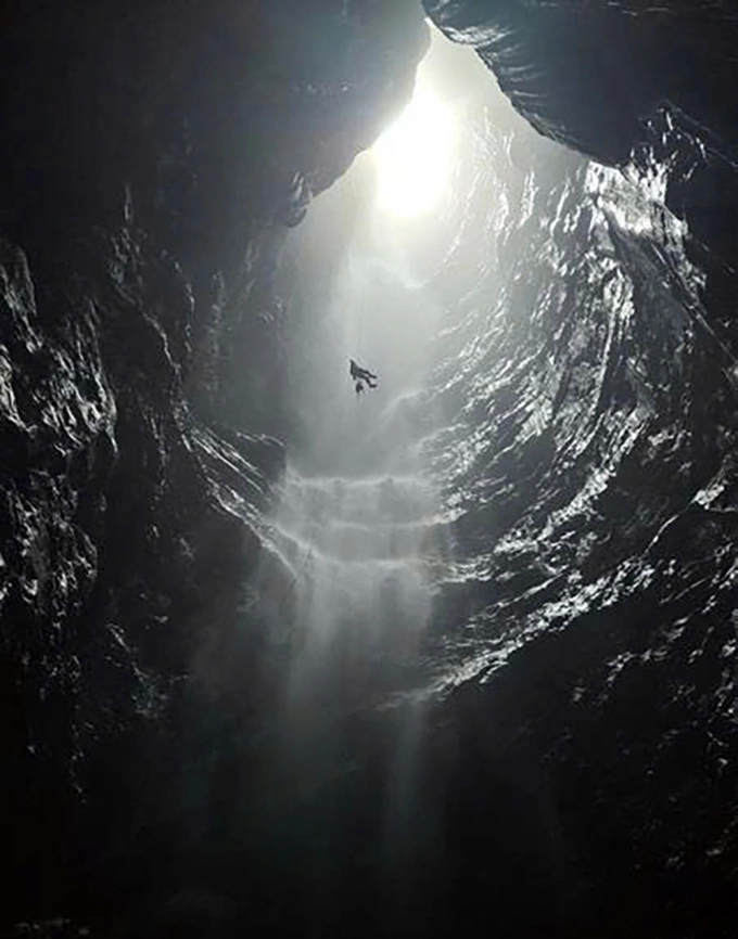 Hang Cha Nghéo có thác nước chảy phía trong. Ảnh: Nhóm khảo sát hang động Anh