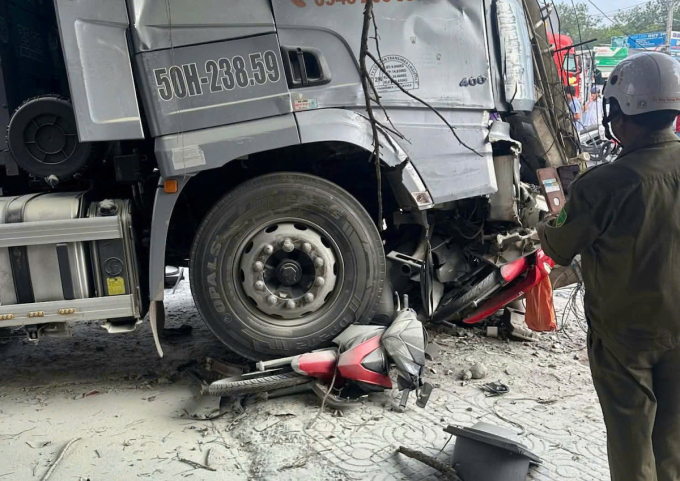 Nhiều xe máy bị tông nằm dưới gầm container. Ảnh: Thái Hà