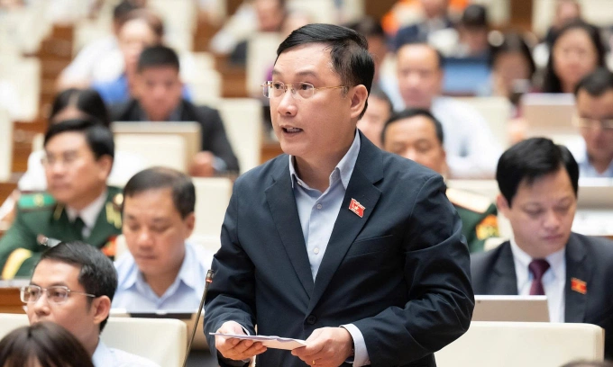 Đại biểu Lê Hoàng Anh kiến nghị tại phiên thảo luận sáng 21/4. Ảnh: Media Quốc hội