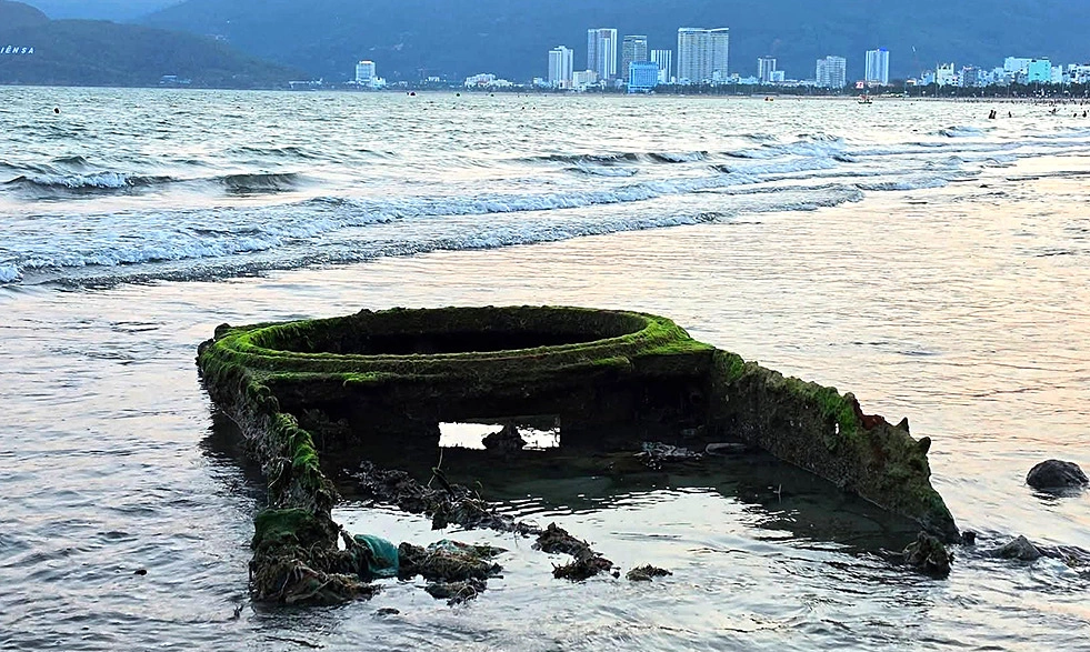 Vật thể nghi xe tăng trồi lên bãi biển Quy Nhơn