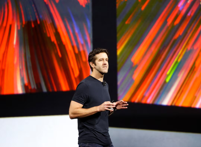 John Temus tại sự kiện Apple WWDC 2027. Ảnh: Reuters