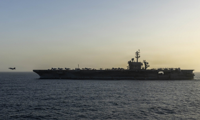 Tiêm kích Mỹ cất cánh từ USS Abraham Lincoln ở biển Arab ngày 16/4. Ảnh: US Navy