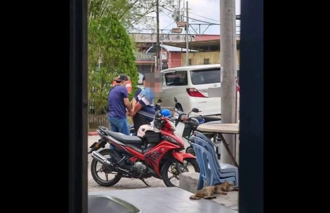 Cảnh sát áp giải nghi phạm 71 tuổi nổ súng khiến ba người chết ở Johor, Malaysia. Ảnh: Malay Mail