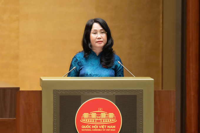Bộ trưởng Lâm Thị Phương Thanh giải trình trước Quốc hội, sáng 22/4. Ảnh: Media Quốc hội