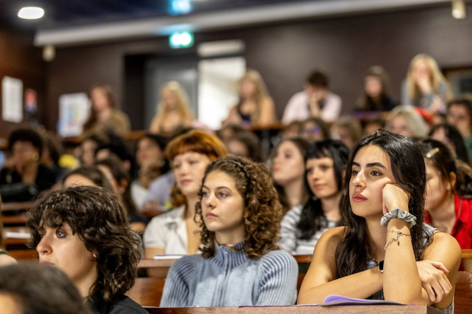 Sinh viên Đại học Paris 1 Pantheon-Sorbonne, Pháp. Ảnh: Fanpage trường