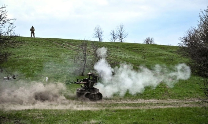 Binh sĩ Ukraine quan sát quá trình thử nghiệm robot mặt đất tại một bãi tập hôm 10/4. Ảnh: Ukrinform