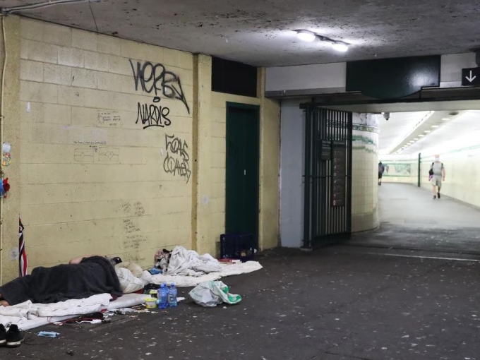Người vô gia cư ngủ bên trong đường hầm St James. Ảnh: News.com.au