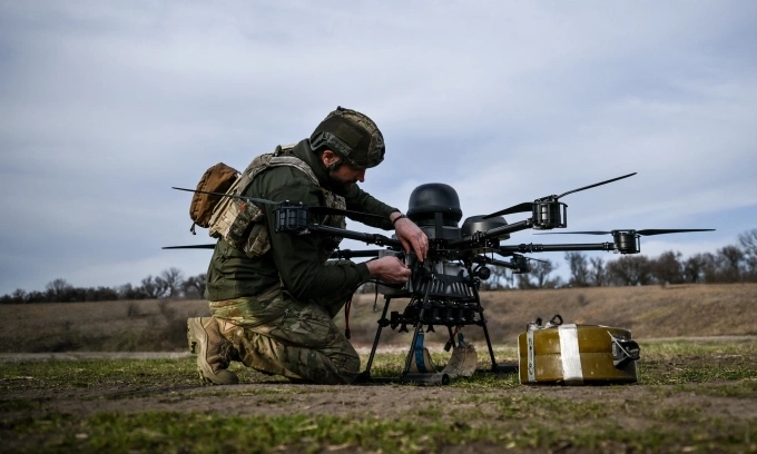 Quân nhân Ukraine chuẩn bị triển khai drone trong buổi huấn luyện tại tỉnh Zaporizhzhia hôm 23/3. Ảnh: AFP