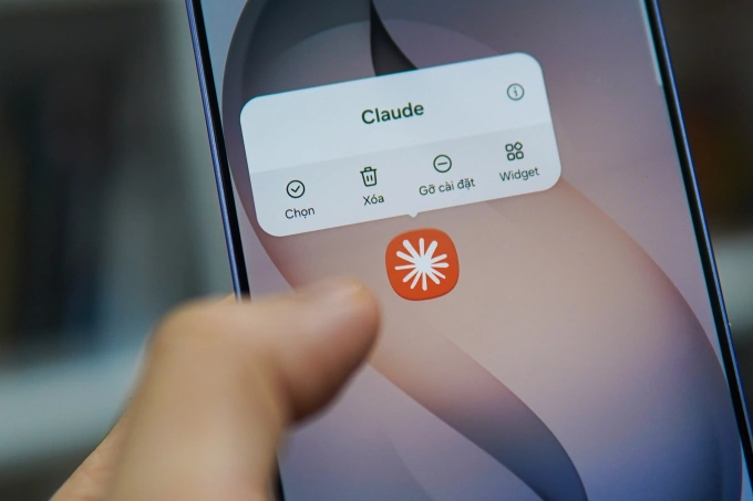 Logo ứng dụng AI Anthropic Claude trên điện thoại. Ảnh: Lưu Quý