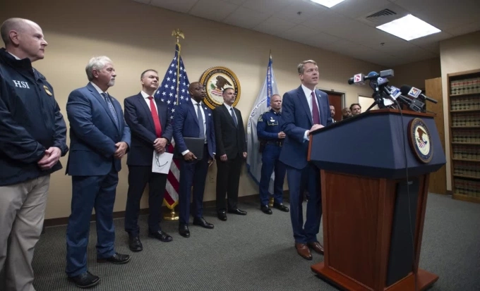 Alexander Van Hook, khi đó là quyền công tố viên liên bang Mỹ phát biểu về bản cáo trạng hồi tháng 7/2025. Ảnh: AP