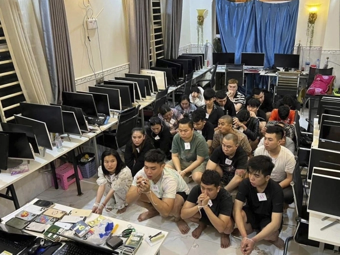 Các nghi phạm lừa đảo trực tuyến bị bắt tại một khu phức hợp ở tỉnh Sihanoukville hồi tháng 7/2025. Ảnh: AKP