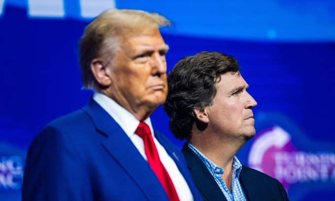 Ông Donald Trump (trái) và Tucker Carlson tại cuộc mít tinh ở Georgia hồi tháng 10/2024. Ảnh: Washington Post