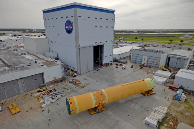 NASA vận chuyển tầng lõi của tên lửa SLS dùng cho nhiệm vụ Artemis III từ Cơ sở Lắp ráp Michoud đến sà lan Pegasus ở New Orleans. Ảnh: NASA