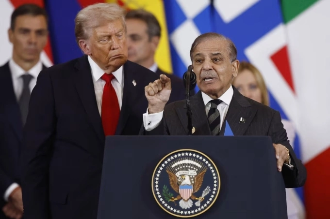 Tổng thống Trump và Thủ tướng Pakistan Shehbaz Sharif tại sự kiện ở Ai Cập hồi cuối năm 2025. Ảnh: AFP