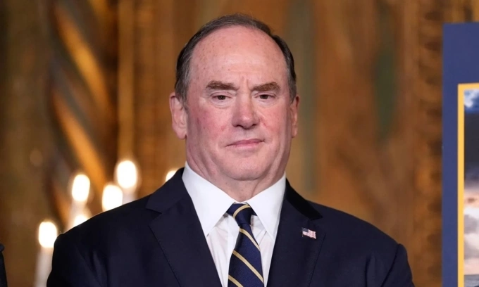 Ông John Phelan lắng nghe Tổng thống Trump phát biểu tại câu lạc bộ Mar-a-Lago ở Palm Beach, Florida hồi tháng 12/2025. Ảnh: AP