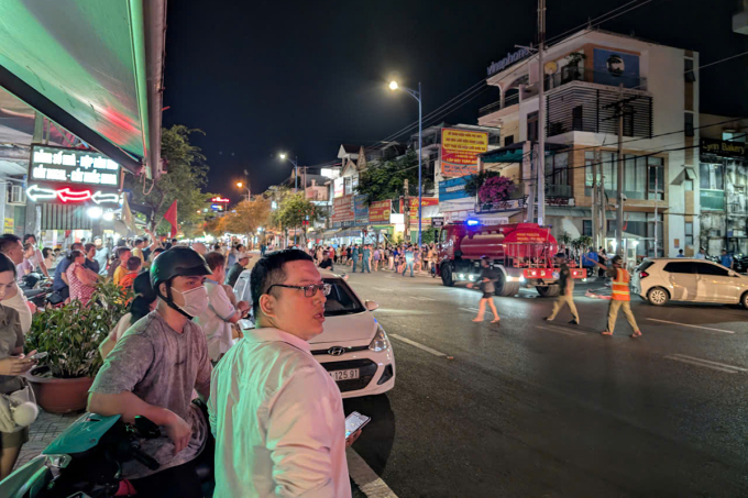 Cư dân đứng hai bên đường Nguyễn Hữu Cảnh theo dõi sự việc. Ảnh: Trường Hà