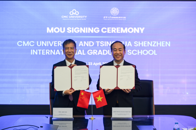 Đại diện trường Đại học CMC và trường Thanh Hoa Thâm Quyến ký kết biên bản thỏa thuận.