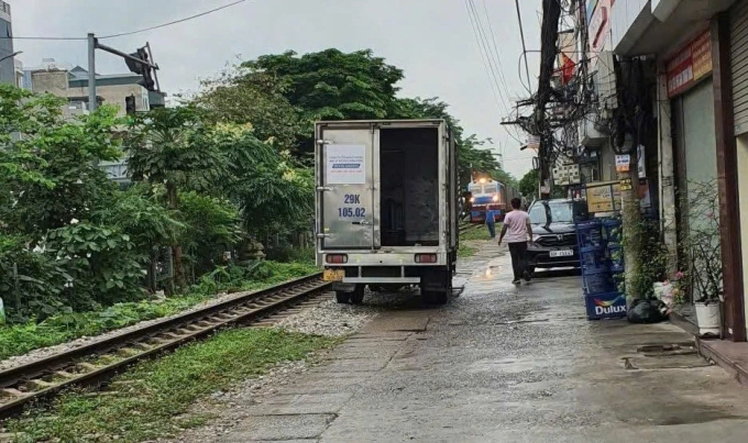 Tàu phải dừng khẩn cấp để chờ tài xế rời xe khỏi hành lang an toàn. Ảnh: Xuân Hoa