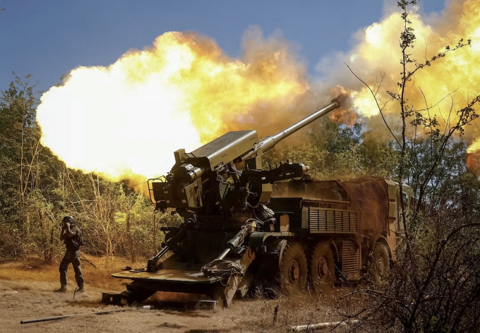 Binh sĩ Ukraine khai hỏa về phía lực lượng Nga ở Zaporizhzhia hồi tháng 8/2025. Ảnh: Reuters