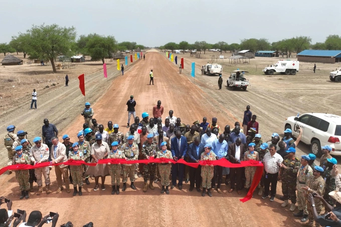 Lực lượng gìn giữ hòa bình Việt Nam và chính quyền địa phương cắt băng khánh thành tuyến đường. Ảnh: Hoàng Phong