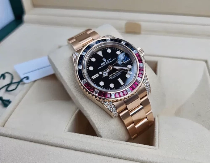 Một chiếc Rolex Oyster Perpetual GMT-Master II Saru. Ảnh: Buzzufy
