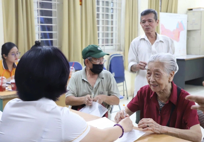 Người cao tuổi nhận hưu trí tại điểm chi trả ở Hà Nội. Ảnh: Phong Linh