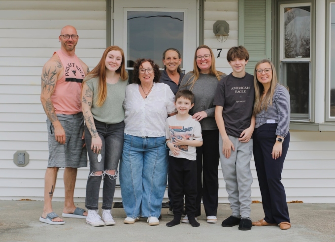 Dickerson cùng bà ngoại và người thân đứng trước ngôi nhà mà cô mua lại. Ảnh: Jailynn Dickerson