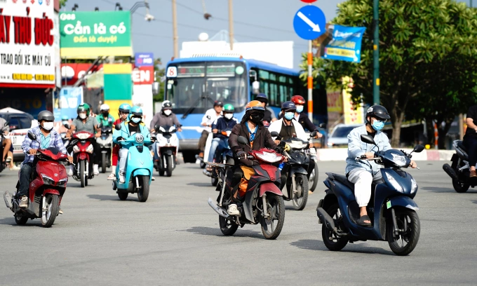 Người dân di chuyển bằng xe máy trên một tuyến đường ở TP HCM. Ảnh: Thành Nhạn