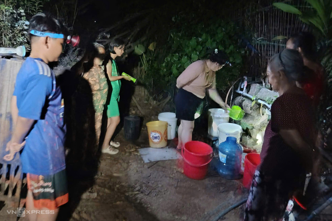 Ban đêm người dân đợi hứng nước sạch. Ảnh: Trần Hóa