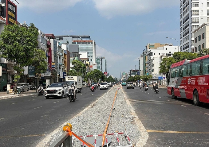 Một đoạn dải phân cách trên đường Cộng Hòa đã được tháo dỡ, ngày 24/4. Ảnh: Hạ Giang