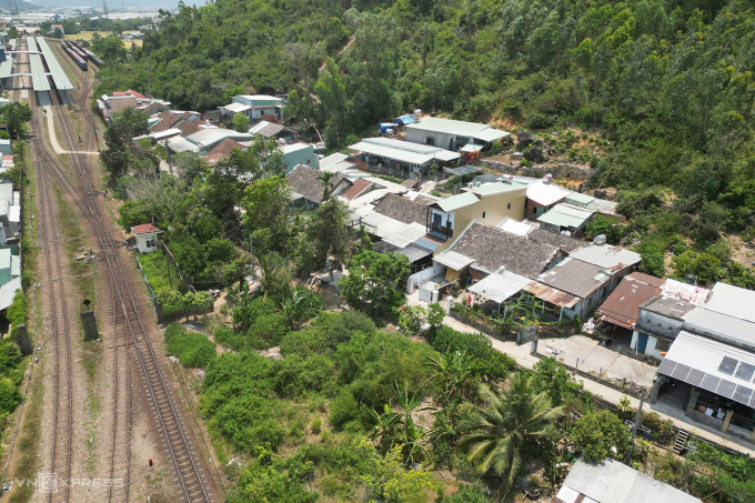 Khoảng 50 hộ dân sống cạnh đường sắt Diêu Trì đang chịu cảnh thiếu nước sạch. Ảnh: Trần Hóa